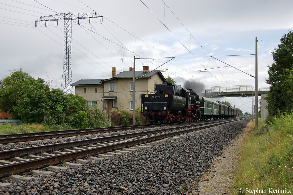 52 8177-9 fhrt Tender voraus mit einem Sonderzug durch Vietznitz und ist auf dem Weg nach Plau am See zum 12. Lanz-Bulldog und Oldtimertreffen. 24.06.2011