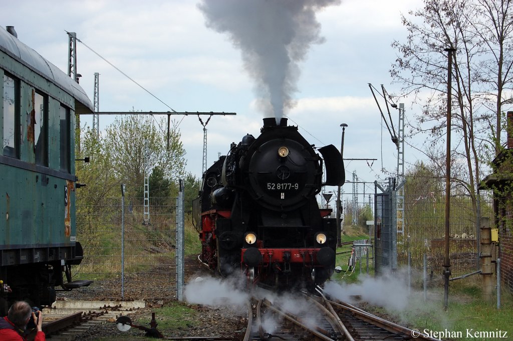 52 8177-9 geht auf ihre nchste Runde auf dem BW Gelnde Berlin-Schneweide. 16.04.2011