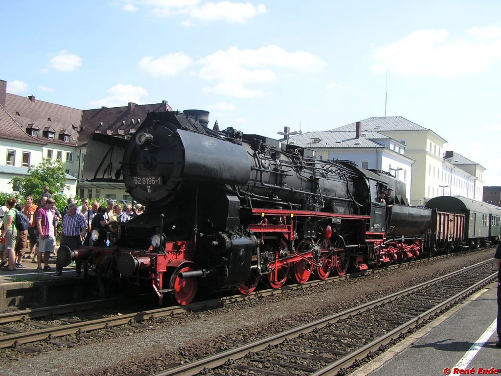 52 8195 der FME(Frnkischen Museums Eisenbahn) anlsslich des 150jhrigen
Streckenjubilums der Strecke Schwandorf-Weiden (Kursbuchstrecke 855) im Bahnhof von Weiden/OPf.