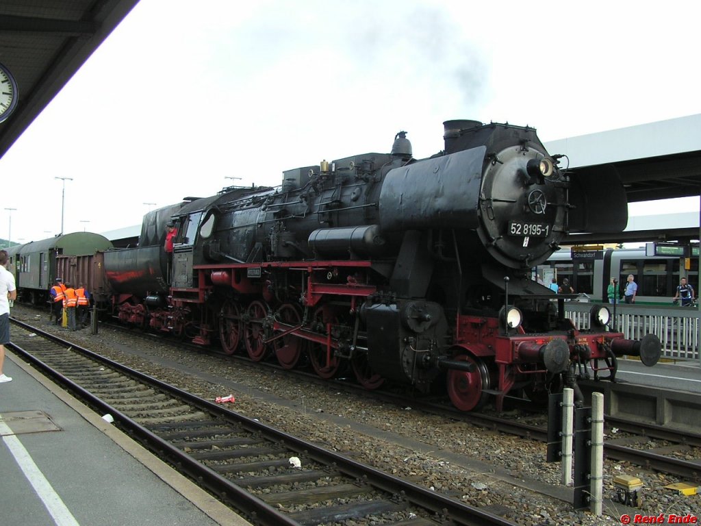 52 8195 der FME(Frnkischen Museums Eisenbahn) anlsslich des 150jhrigen
Streckenjubilums der Strecke Schwandorf-Weiden (Kursbuchstrecke 855) im Bahnhof von Schwandorf.