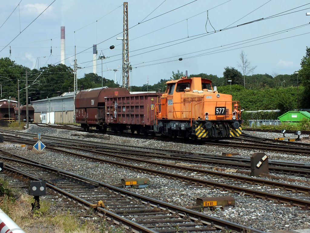 577 rangiert zwei Kohlewagen unterschiedlicher Bauart. 16.7.13