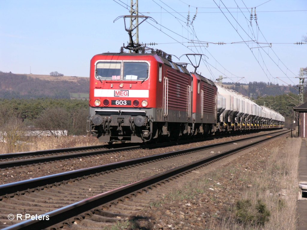 603 und 143 257-4 (ex Cottbuser)ziehen bei Sengenthal ein Zementzug nach Regensburg. 06.03.08