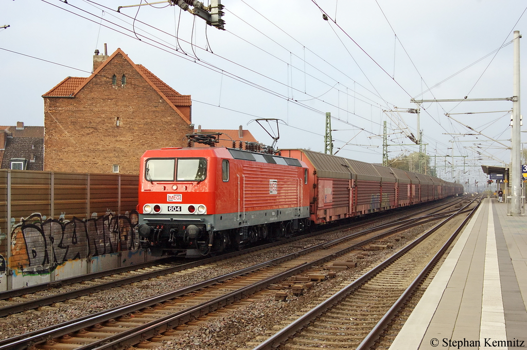 604 (143 257-4) MEG - Mitteldeutsche Eisenbahn GmbH im neuen Lack mit einem Autotransportzug in Hannover Linden/Fischerhof Richtung Ahlten unterwegs. 25.10.2011 