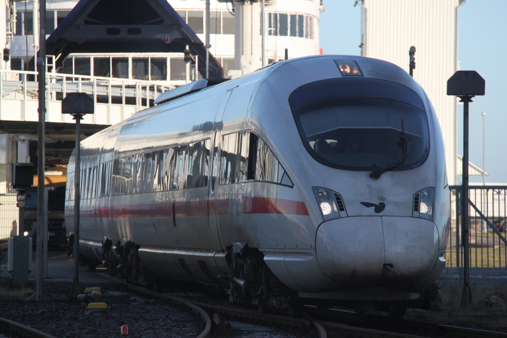 605 006-5 als ICE 38 von sterport nach Berlin Ostbahnhof bei der Einfahrt im Fhrtbahnhof Puttgarden.28.12.2012