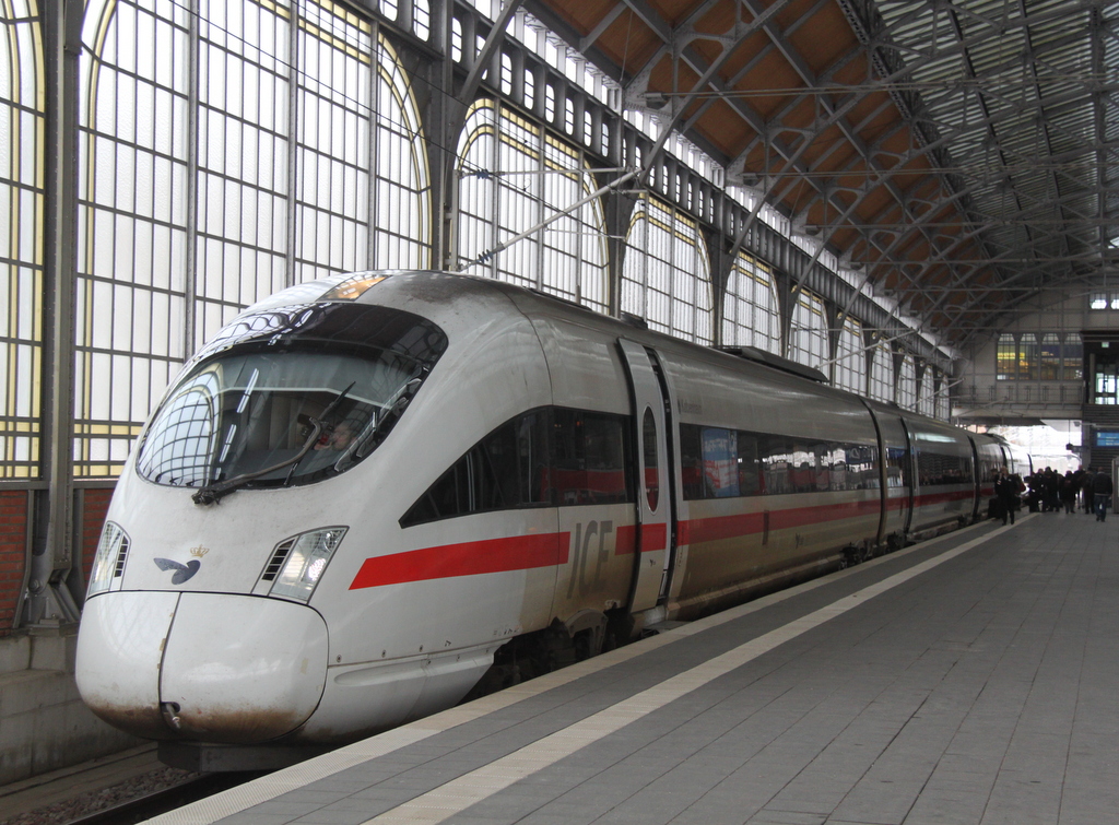 605 017-2 als ICE 38 von sterport nach Berlin Ostbahnhof kurz nach der Ankunft im Lbecker Hbf.09.02.2013