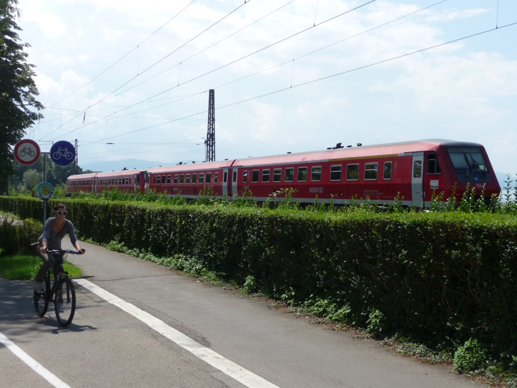 611 004 und ein weiterer 611er befahren den Bodenseedamm. 04.08.2011