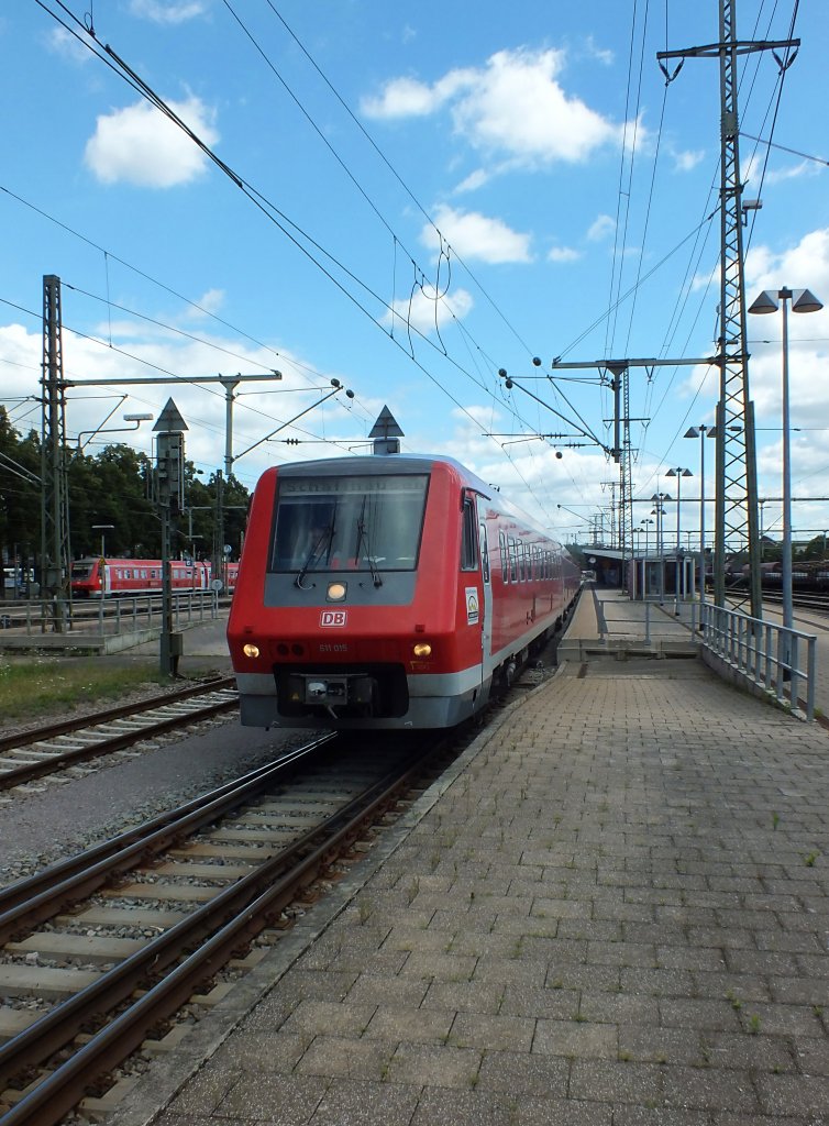 611 015 verlsst Singen in Richtung Schaffhausen.