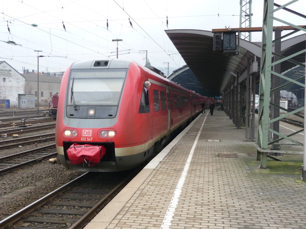 612 047 steht am 14.03.2010 an der Spitze eines RE17 nach Kassel in Hagen Hauptbahnhof zur Abfahrt bereit. RE17 -> Kassel-Wilhelmshhe