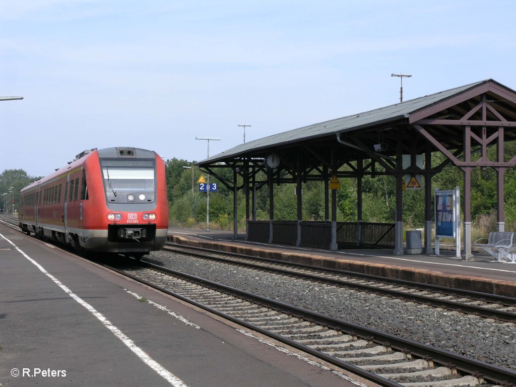 612 065-3 zieht durch Wunsiedel-Holenbrunn als RE 3693 Gera – Regensburg. 25.08.09
