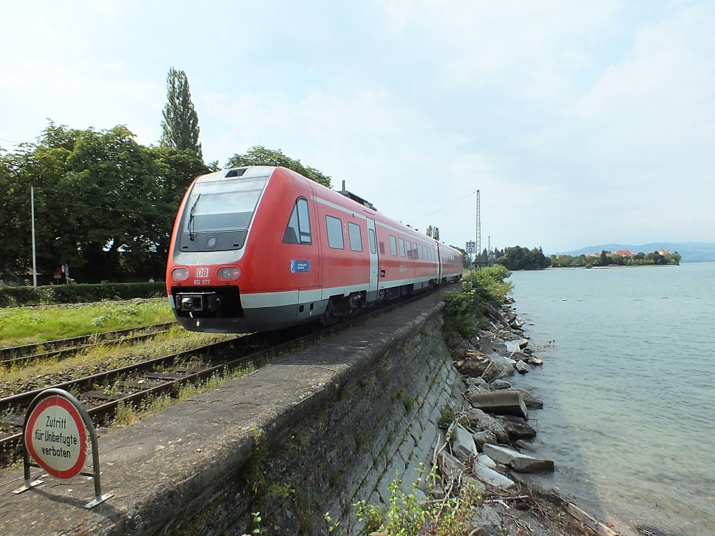 612 077 befhrt an bekannter Stelle am 24.7.13 den Bodenseedamm in Lindau.