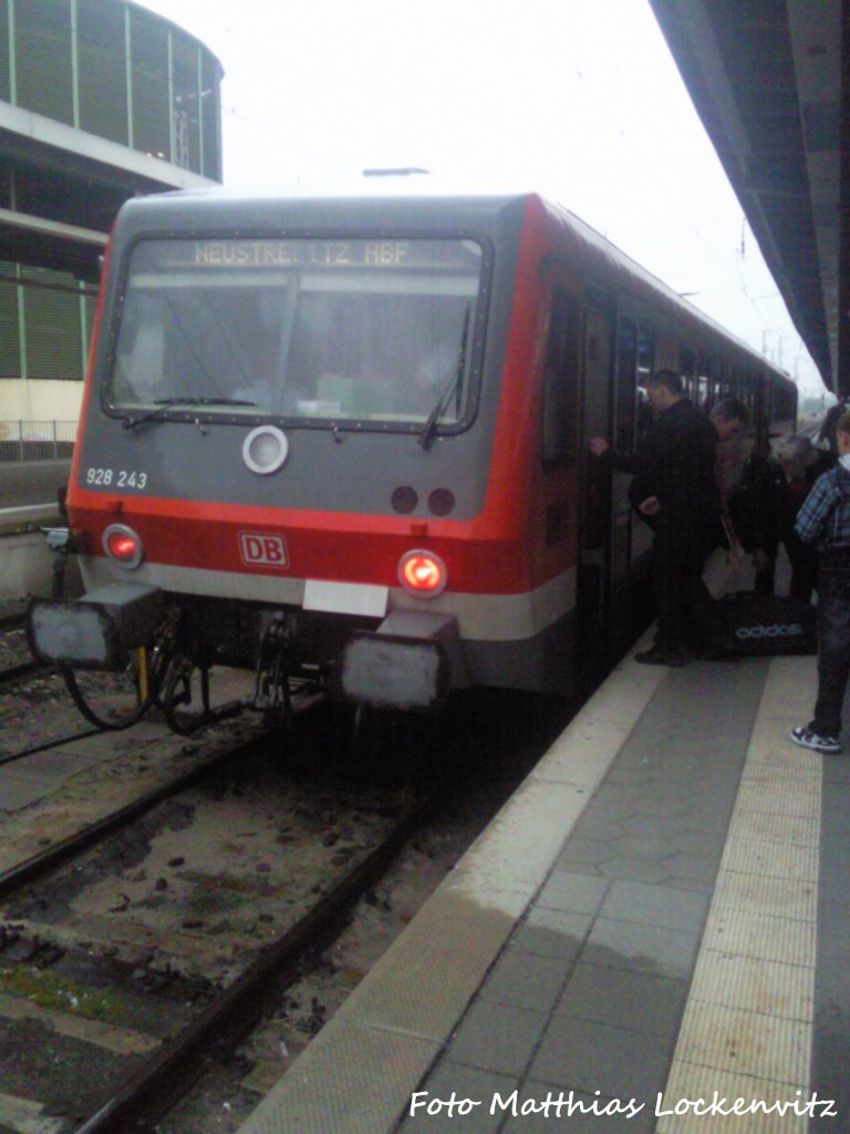 628 243 / 928 243 steht als RE5 mit Ziel Neustrelitz Hbf im Bahnhof Stralsund Hbf am 6.8.12