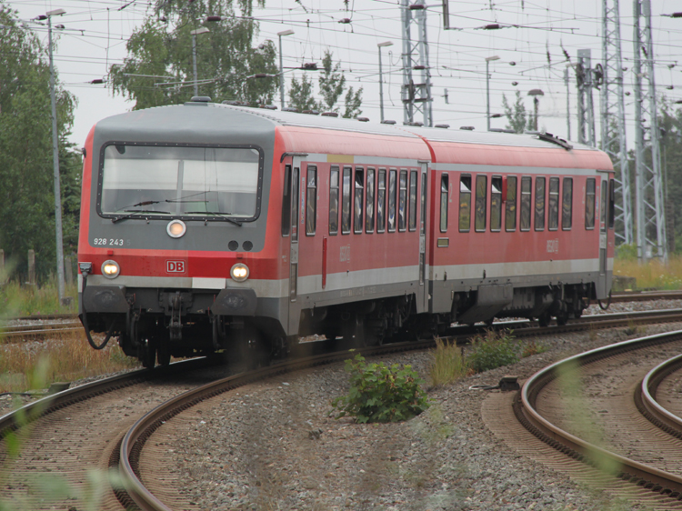 628 243-5 als S3 von Rostock Hbf nach Rostock-Hinrichsdorfer Str.kurz nach der Ausfahrt im Rostocker Hbf.(05.07.2011)