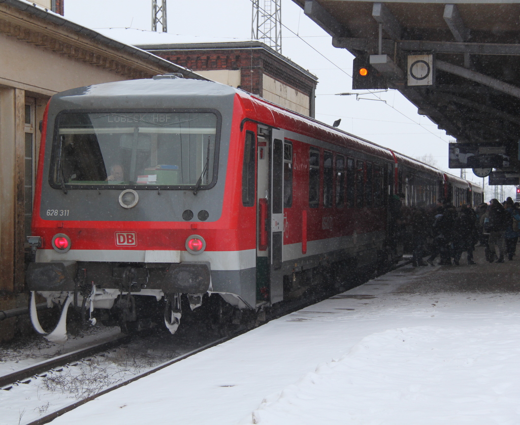 628 311-2 als RE 13084 von Bad Kleinen nach Lbeck Hbf beim Fahrgastwechsel im Bahnhof Bad Kleinen.09.02.2013