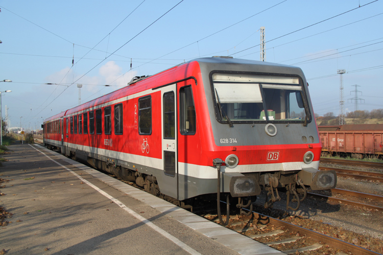 628 314-6 als S3 von Rostock Hbf nach Rostock-Seehafen/Nord bei der Ausfahrt im Haltepunkt Rostock-Toitenwinkel.11.11.2011