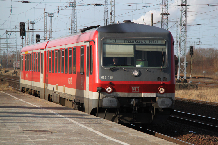 628 435 als S3 von Rostock-Seehafen/Nord nach Rostock Hbf bei der Einfahrt im Hp Rostock-Dierkow.23.02.2012 