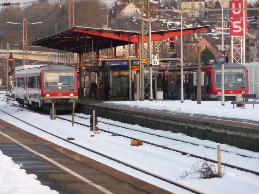 628 532 und 628 530 treffen sich am spten Nachmittag des 03.02.2010 in Wuppertal Oberbarmen.
628 532: RB47 -> Wuppertal HBF
628 540: RB47 -> Remscheid-Gldenwerth