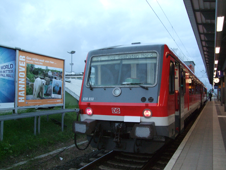 628 650 war am 01.09.10 wieder fr den schadhaften 642er auf der S3 von Rostock Hbf Richtung Rostock-Seehafen/Nord unterwegs hier kurz vor der Ausfahrt um 06.34 Uhr im Rostocker Hbf.