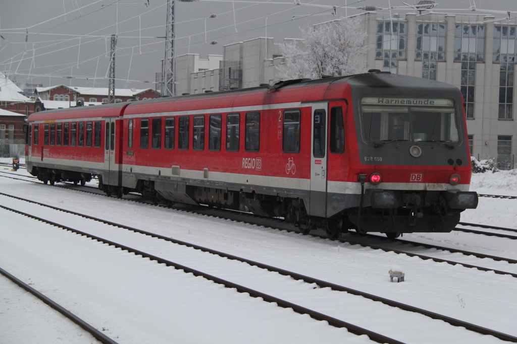 628 659-4 steht als S1 von Rostock Hbf nach Warnemnde im Rostocker Hbf.08.12.2012