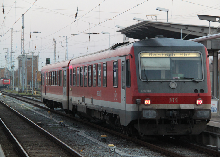 628 682 als S3 von Rostock Hbf nach Rostock-Seehafen/Nord bei der Ausfahrt im Rostocker Hbf.01.11.2011 mann beachte die Zugzielanzeige.