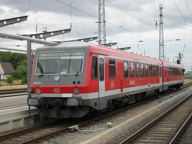 628 684 als berfuhrungsfahrt von Rostock Richtung Lbeck Hbf.kurz vor der Ausfahrt im Rostocker Hbf(30.07.10)