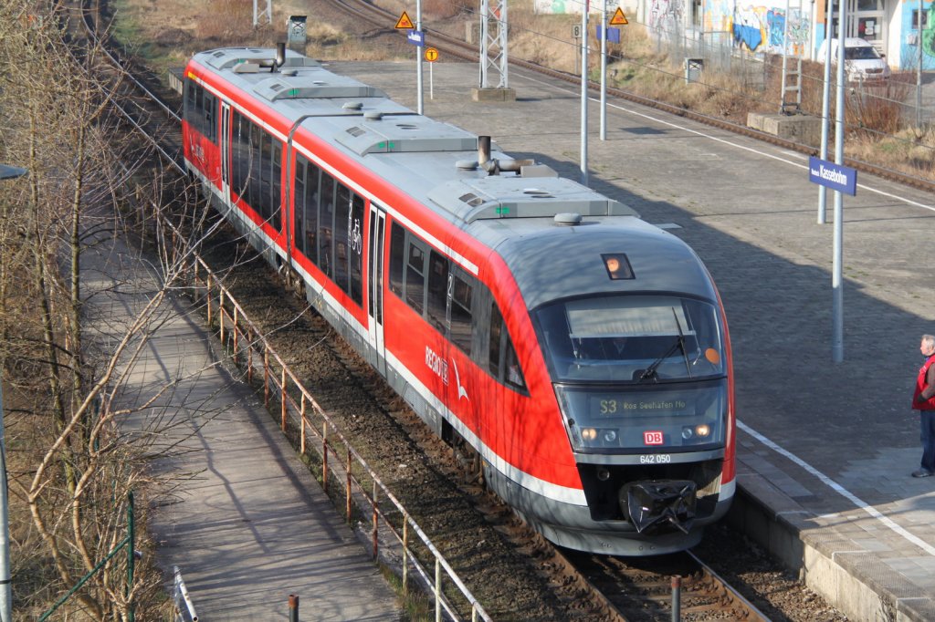 642 050 als S3 von Rostock Hbf nach Rostock Seehafen/Nord kurz nach der Ankunft im Haltepunkt Rostock-Kassebohm.24.03.2012