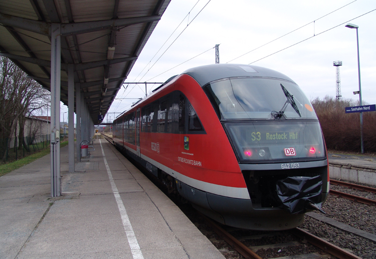 642 053 als S3 von Rostock-Seehafen/Nord Richtung Rostock Hbf kurz vor der Ausfahrt im Bahnhof Rostock-Seehafen/Nord.(19.02.2011)