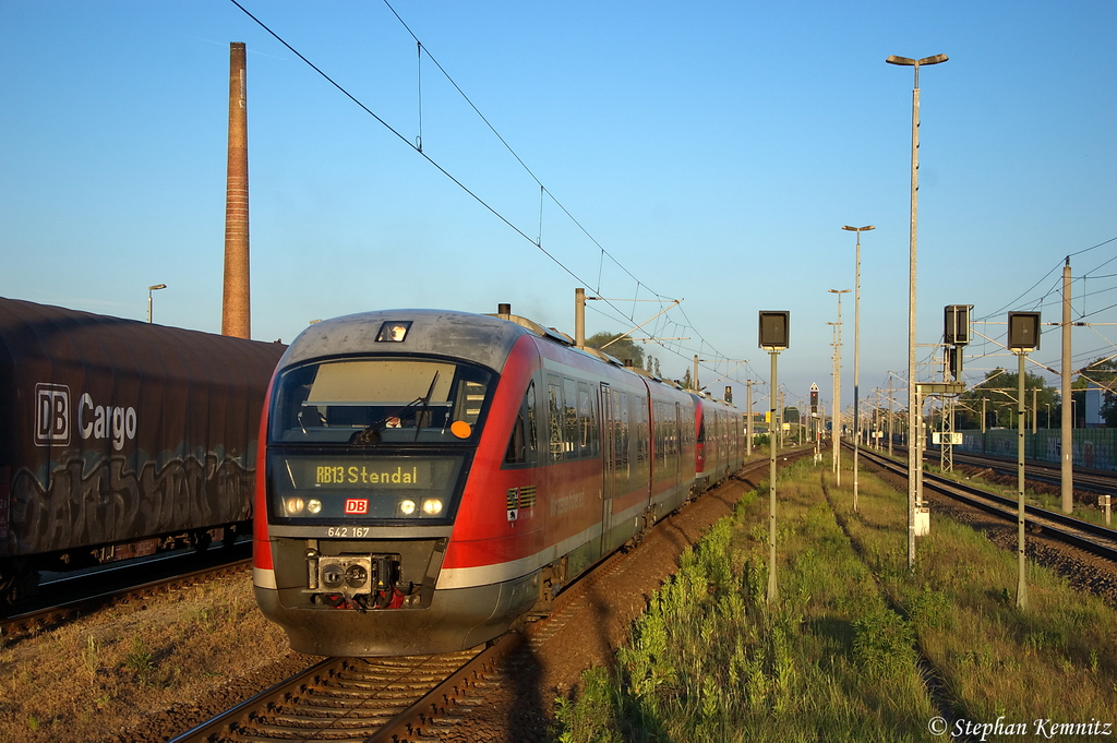 642 167/667 & 642 171/671 als RB13 (RB 17953) von Stendal nach Rathenow, bei der Einfahrt in Rathenow. 29.05.2012 