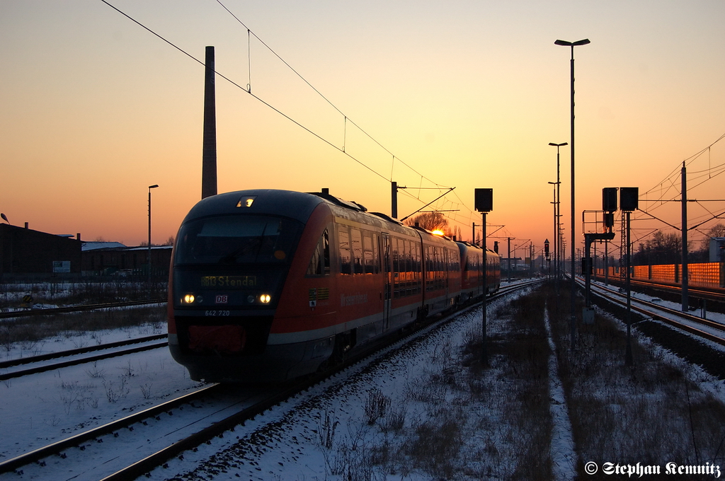 642 220/720 & 642 165/665 als RB13 (RB 17965) von Stendal nach Rathenow, bei der Einfahrt in Rathenow. 11.02.2012