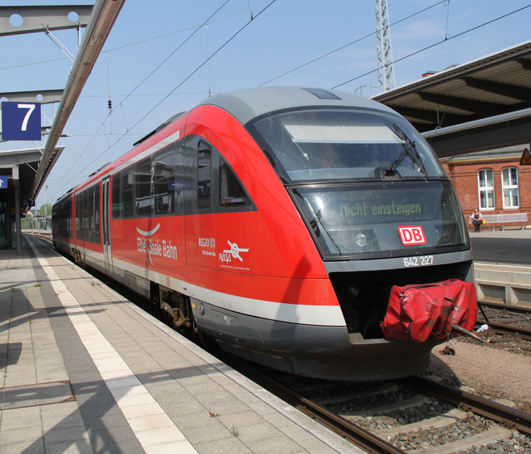 642 227-2 vom BW Magdeburg(Elbe-Saale Bahn)beim Rangieren im Rostocker Hbf.Aufgenommen am 11.05.2011