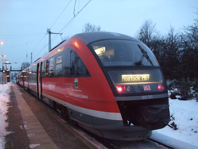 642 551 als S1 von Warnemnde Richtung Rostock Hbf kurz nach der Ankunft im Bahnhof Rostock-Bramow.(04.01.2011) 
