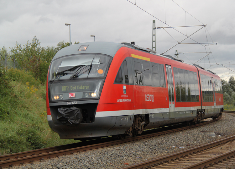 642 683-7 als RB 13240 von Graal-Mritz nach Bad Doberan bei der Einfahrt im Rostocker Hbf.30.08.2011