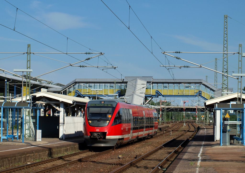 643 007 dieselte als RB 28080 von Karlsruhe Hbf nach Neustadt an der Weinstrae aus dem Bahnhof Wrth am Rhein am 26.5.12.
