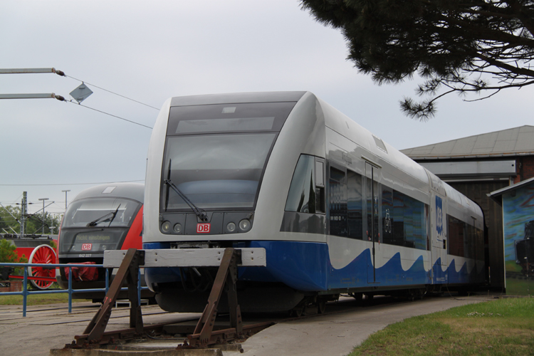 646 128-8 abgestellt im BW Rostock Hbf neben an steht 642 227-2 vom BW Magdeburg(Elbe-Saale Bahn).(20.05.2011)