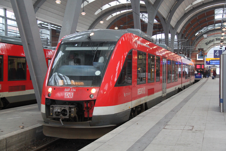 648 334 als RB 15912 von Kiel Hbf nach Husum kurz vor der Ausfahrt im Kieler Hbf.28.01.2012