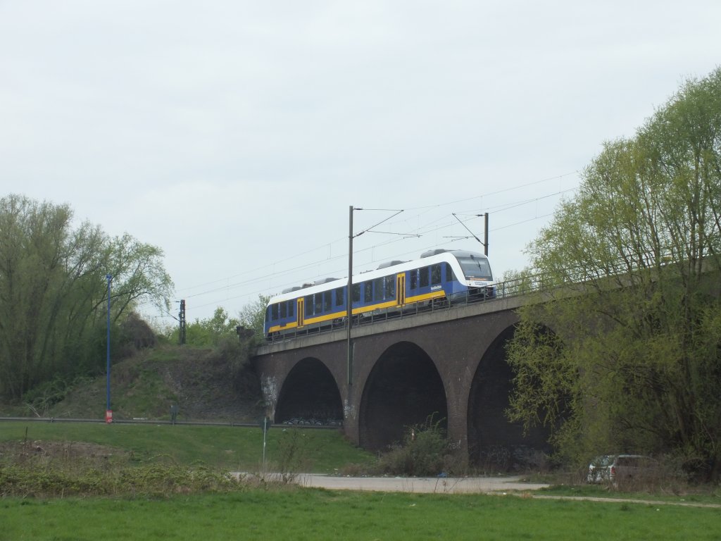 648 432 der NWB am 25.04.2013 in Duisburg-Rheinhausen.
RB31 -> Duisburg Hauptbahnhof