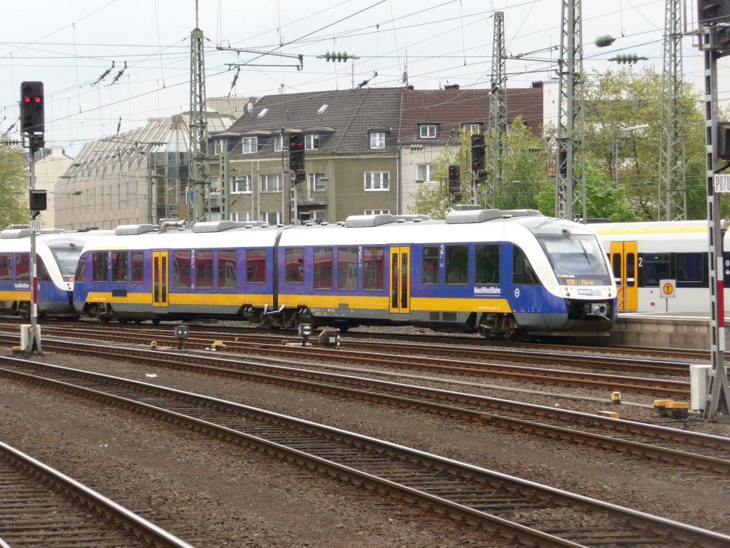 648 446 der NWB erreicht am 03.05.2012 gemeinsam mit zwei Schwesterfahrzeugen Dsseldorf Hauptbahnhof.
RE10 -> Dsseldorf Hauptbahnhof