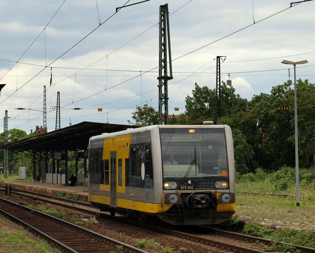 672 904 der Burgenlandbahn dieselte als Regionalbahn nach Schafstdt aus dem Bahnhof Merseburg.