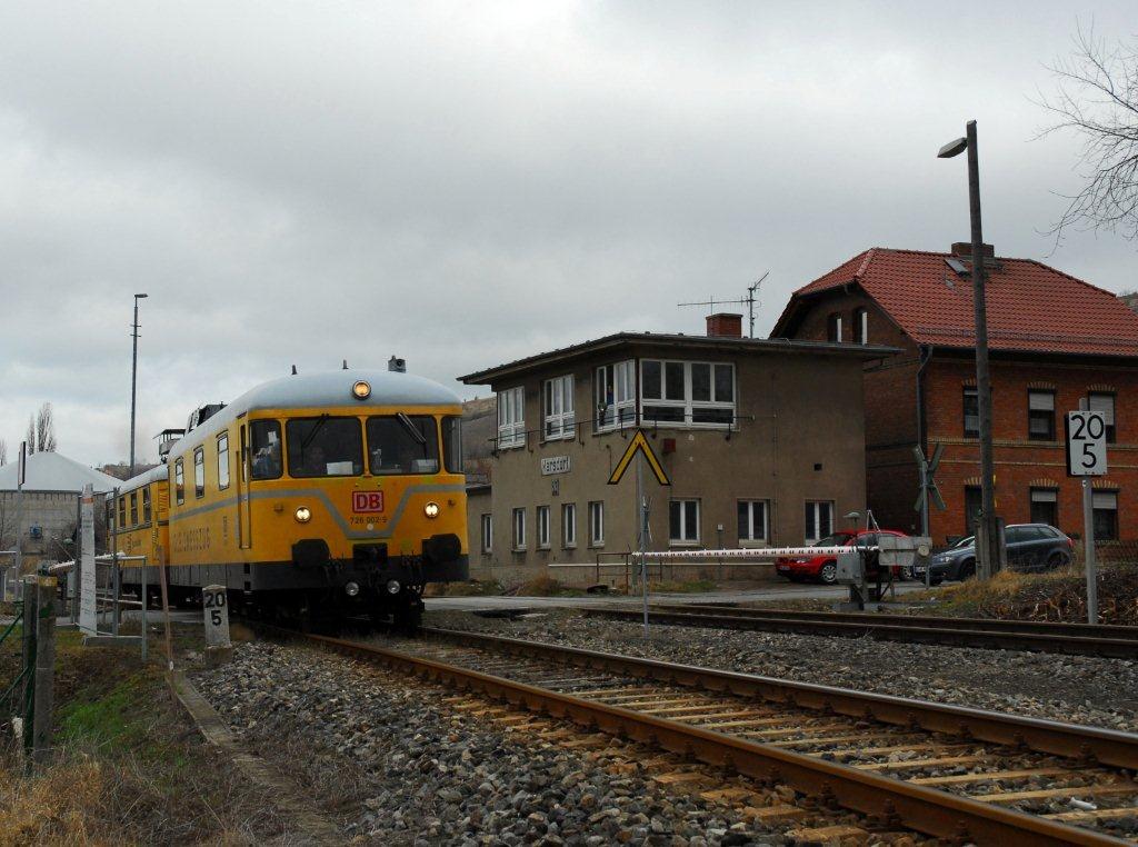 726 002-9 + 725 002-0 von DB Netz Instandhaltung als NbZ 94022 von Nebra nach Naumburg Hbf, neben dem Stellwerk B3 in Karsdorf. (Foto: Silvio Vernaldi)