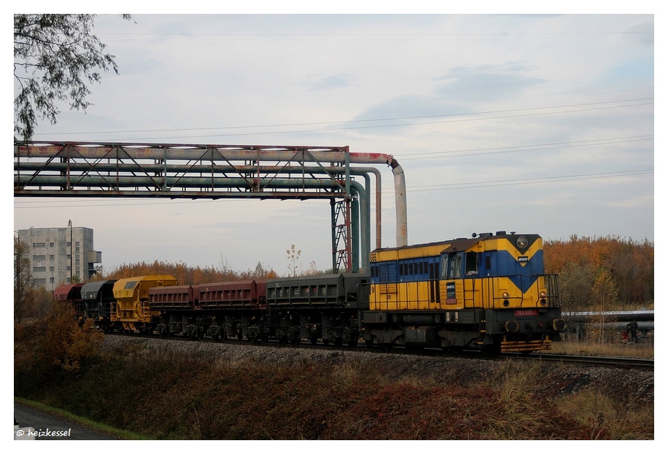 740 686-1 mit ein Gemischen unterwegs zwischen zwei Werken