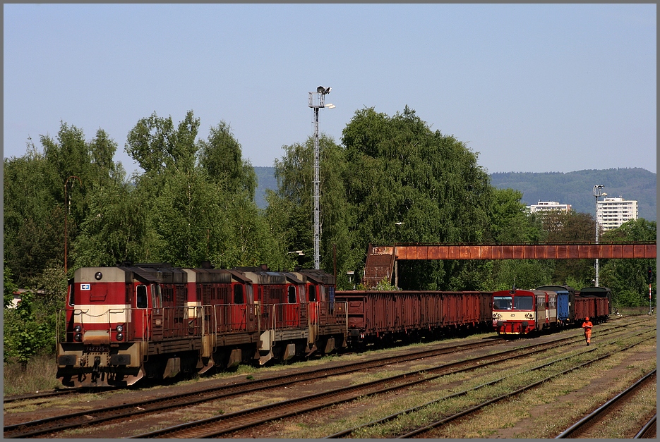 742 225 u. 3 weitere Maschinen und 810 225-0 in Ceska Lipa hl.n.