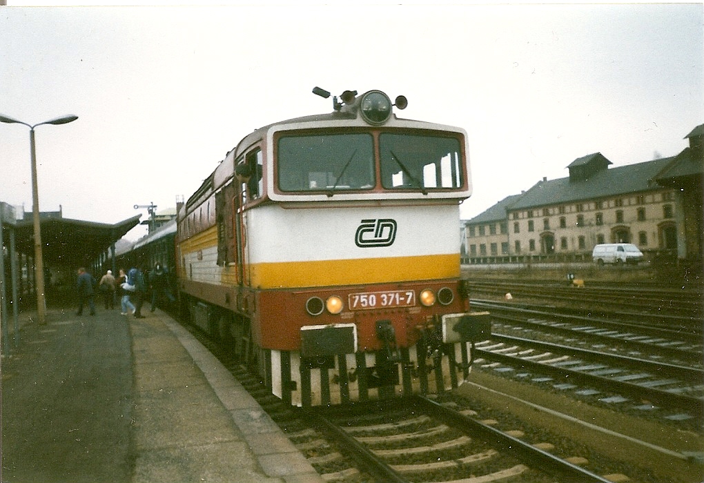 750 371 mit einem Korridorzug Decin-Liberec im Januar 1999 in Zittau.