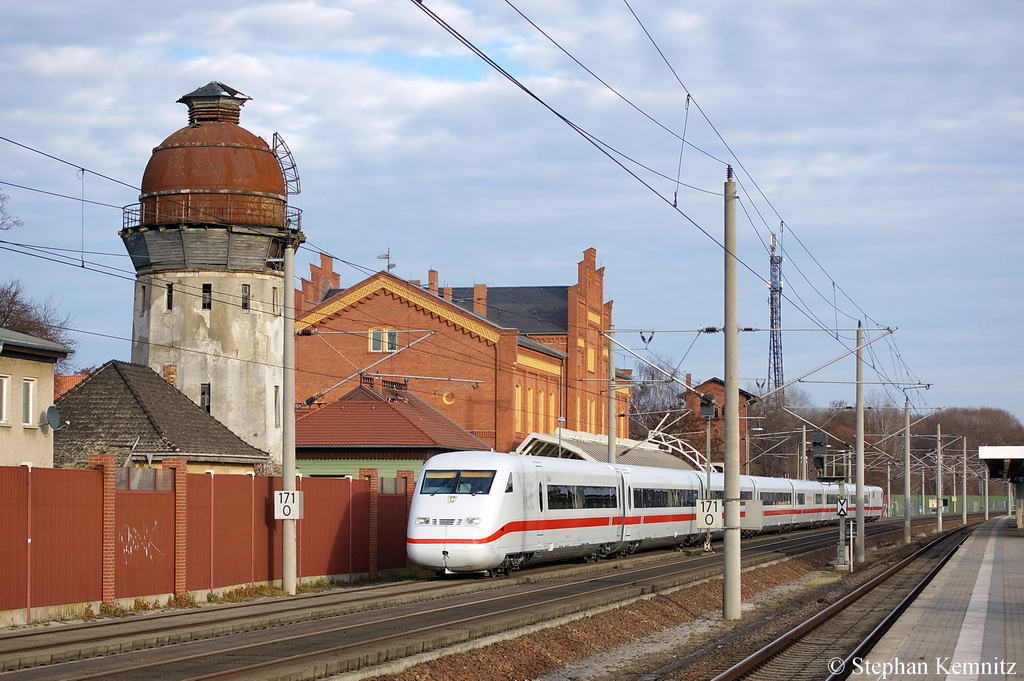 808 013-7  Nauen  als ICE 1193 von Berlin Sdkreuz nach Frankfurt(Main) Hbf in Rathenow. 25.11.2011