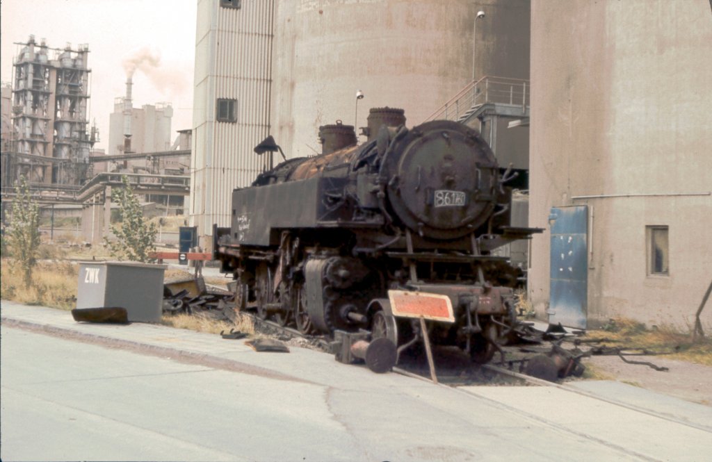 86 1760 der Erfurter Industriebahn im Zementwerk Karsdorf. Nach der Verschrottung wurde bereits zu DDR-Zeiten vor dem dortigen Anschlussbahngeb�ude die Treibachse als Denkmal aufgestellt; 16.10.1983 (Foto: Klaus Pollm�cher)
