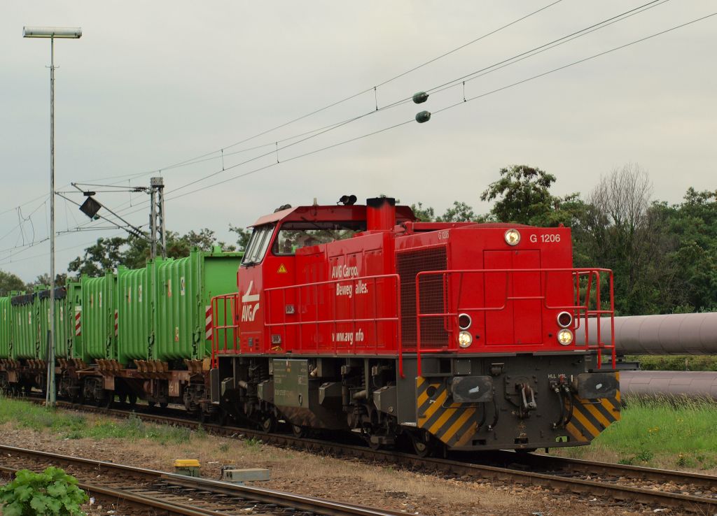 92 80 1275 506-4 D-AVG rangierte mit dem AVG Mllzug im Mannheimer Industriehafen hin und her.
Mannheim 30.7.11.