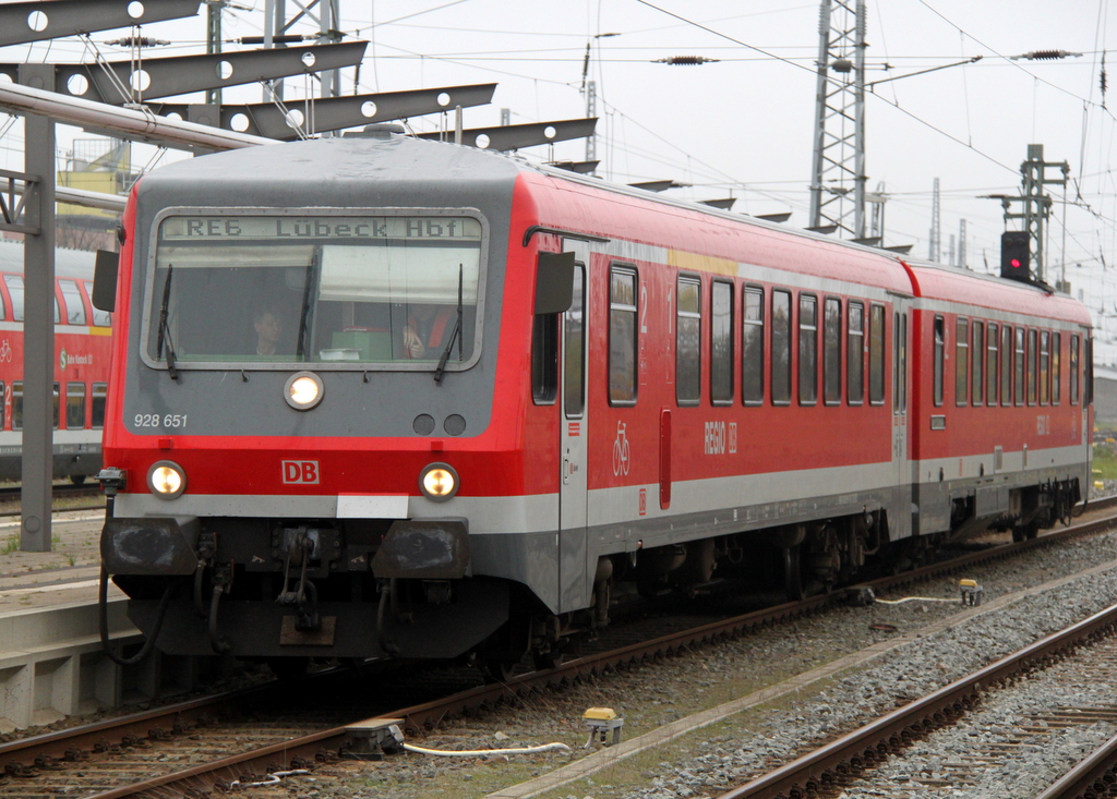 928 651 als RE6 von Rostock Hbf nach Lbeck Hbf bei der Einfahrt im Rostocker Hbf.21.10.2012