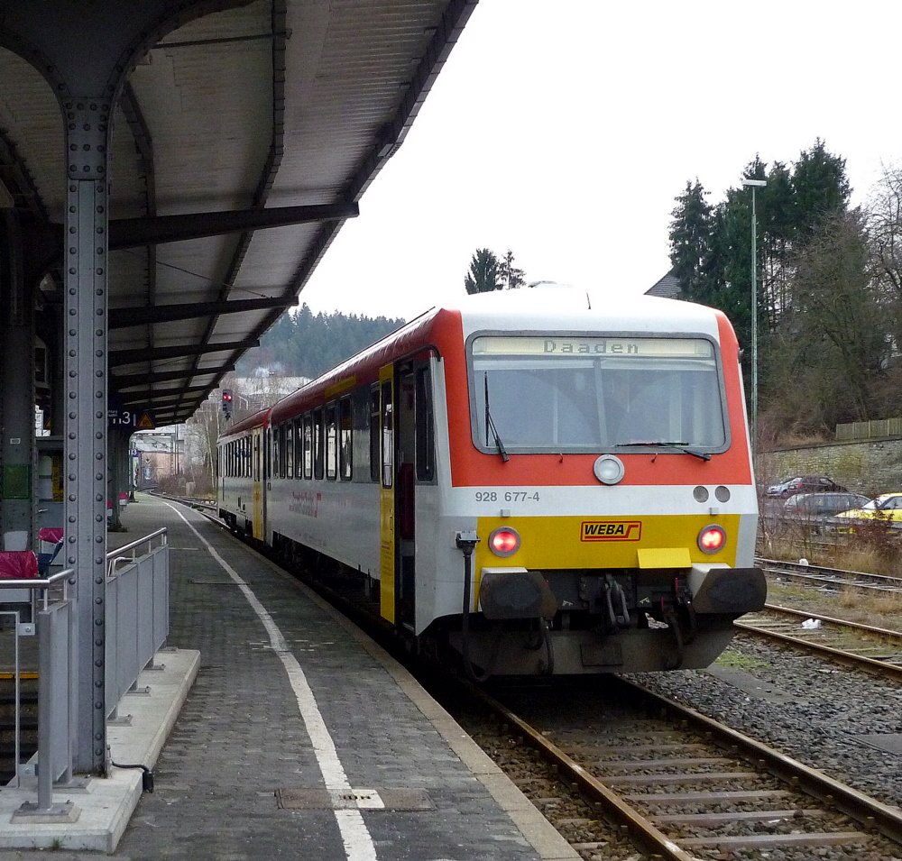 928 677 4 steht in Betzdorf als WEBA nach Daaden zur Abfahrt bereit