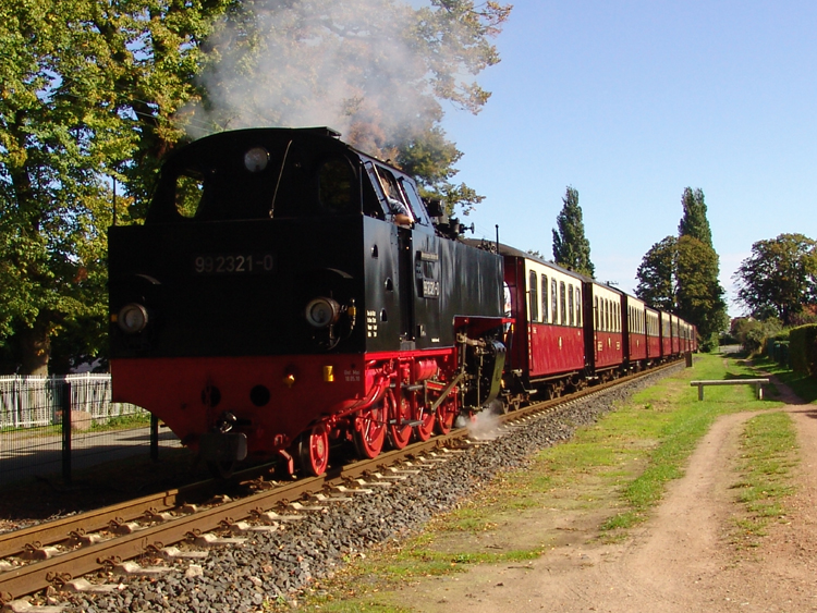 99 2321-0 mit MBB14614 von Bad Doberan Richtung Ostseebad Khlungsborn West kurz vor dem Haltepunkt Ostseebad Khlungsborn Mitte.(05.09.10) 