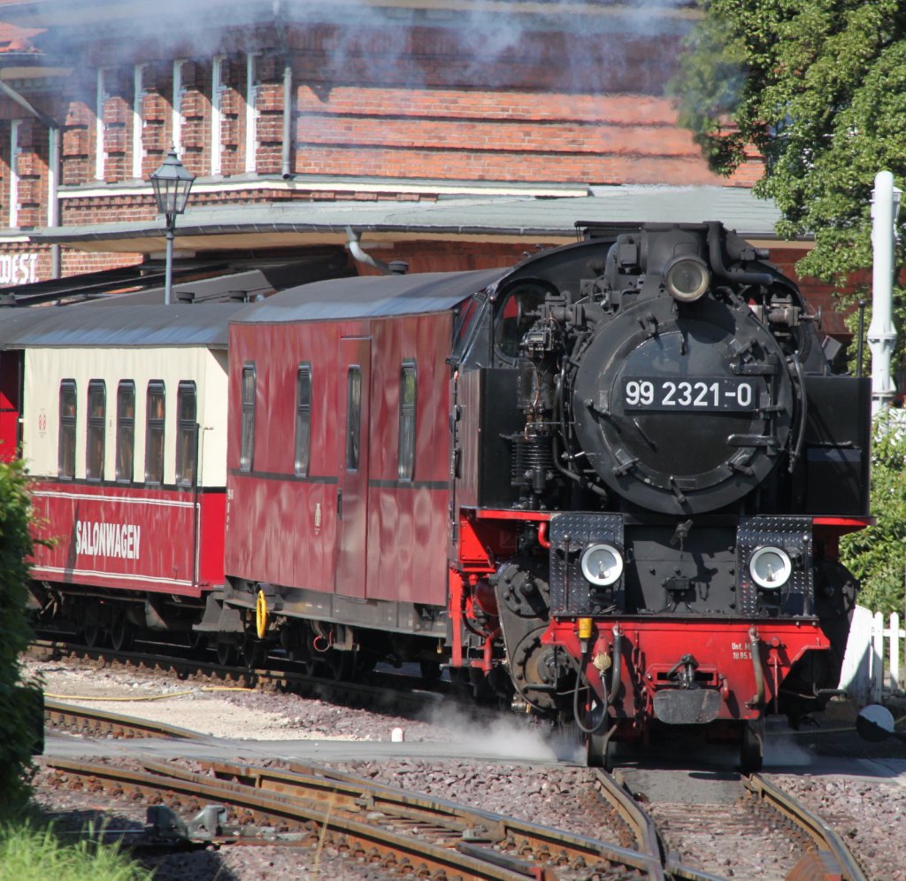 99 2321-0 mit MBB14617 von Ostseebad Khlungsborn West nach Bad Doberan bei der Ausfahrt im Bahnhof Ostseebad Khlungsborn West.12.08.2012