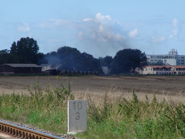 99 2323-6 hat in wenigen Minuten den Haltepunkt Steilkste/Wittenbeck erreicht.(05.09.10)