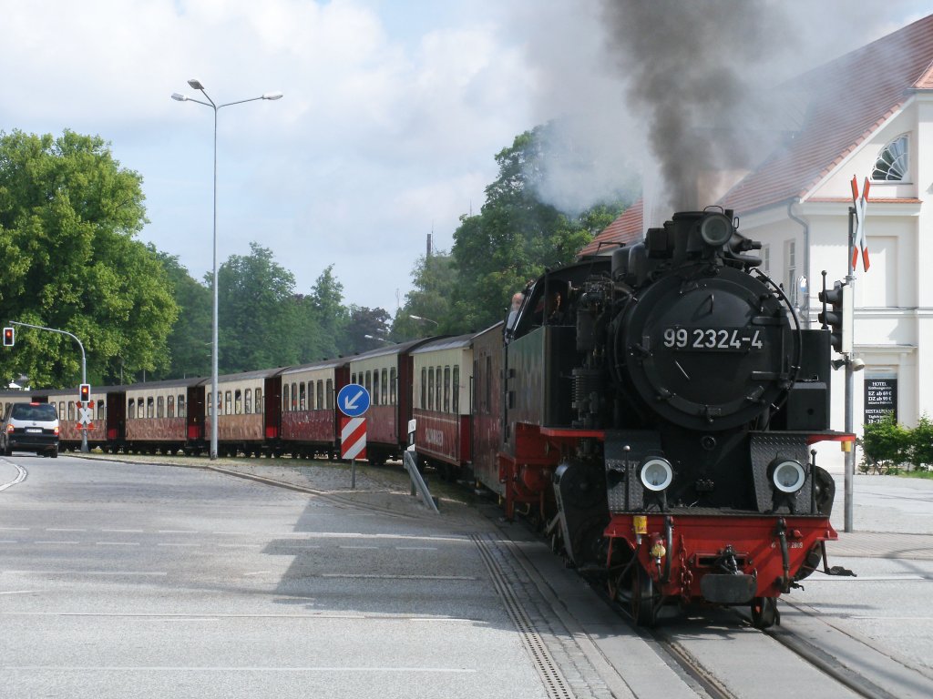 99 2324 berquerte,am 28.Mai 2011,die Bundesstrae 105 in Bad Doberan.